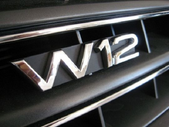 711510 - W12 Grille Badge